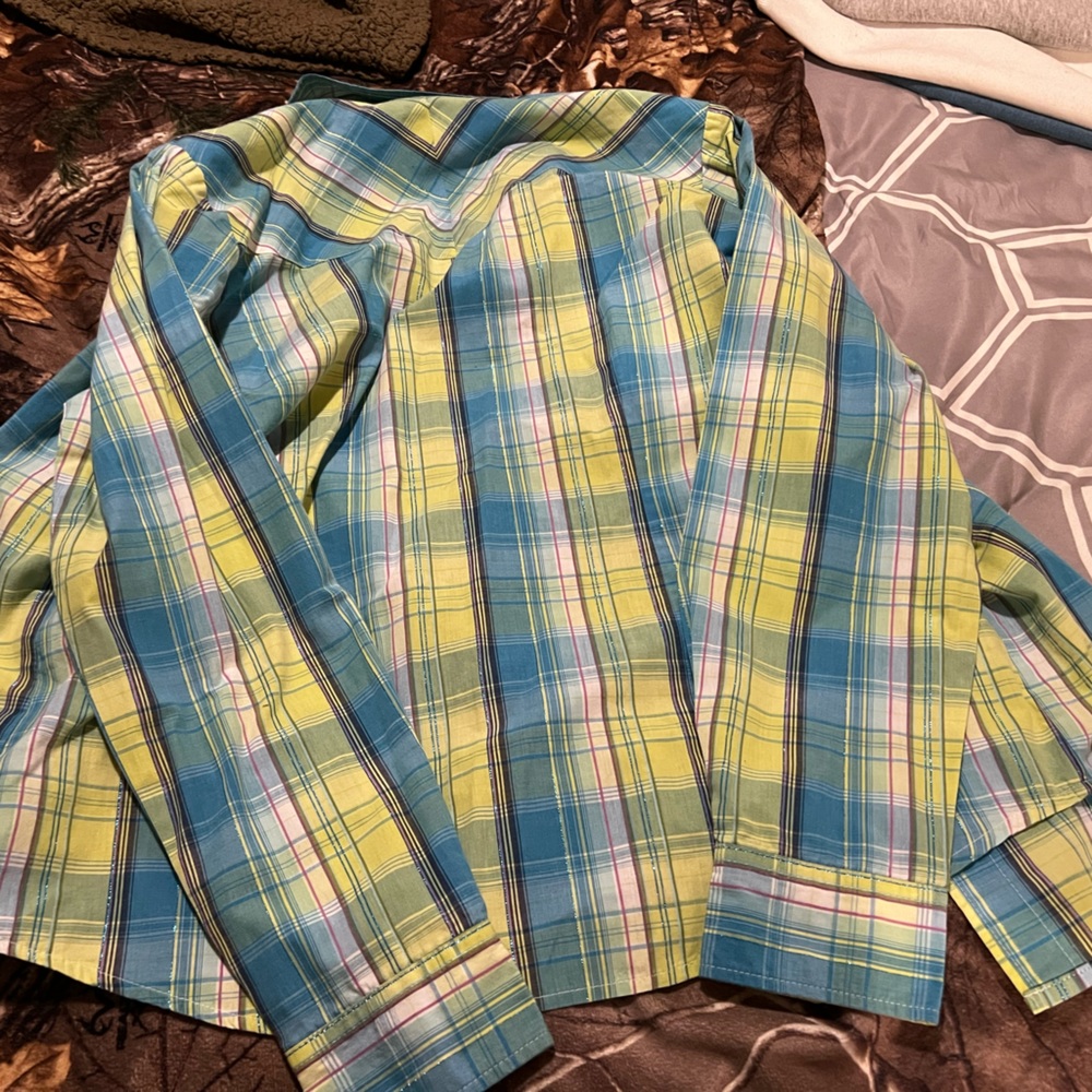 Long sleeve western shirt..clear pearl snaps..smoke free home